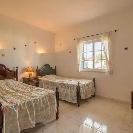 In Carvoeiro With 2 Bedrooms And Private Pool - Short Walk To Local Restaurant וילה